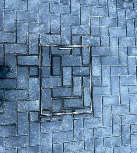 front charcoal block paved driveway side entrance 08